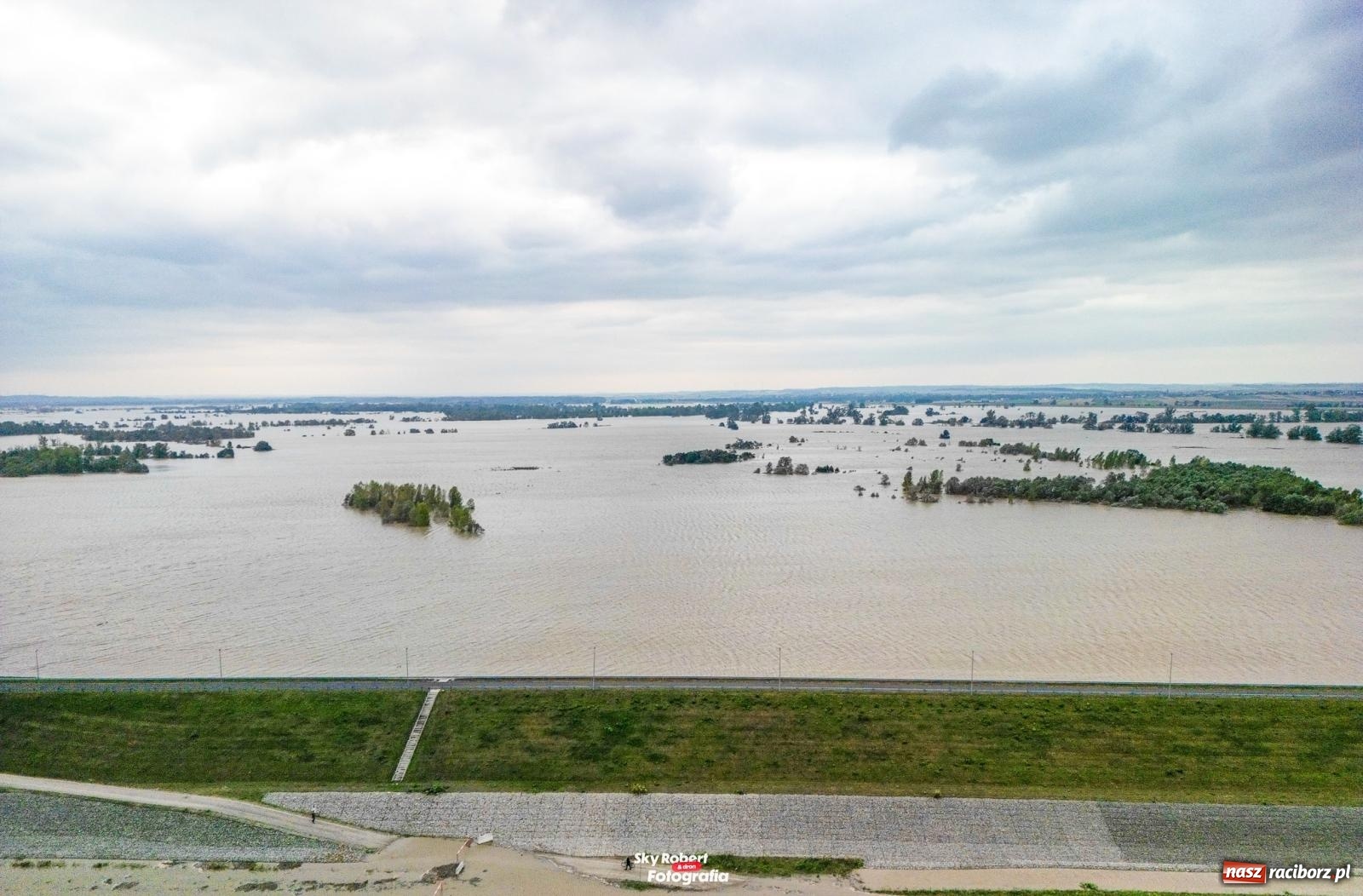 Zdjęcie w galerii na portalu naszraciborz.pl: Im więcej wody w zbiorniku, tym większy strach. Co przewidują scenariusze na najbliższe dni? wiadomości z regionu
