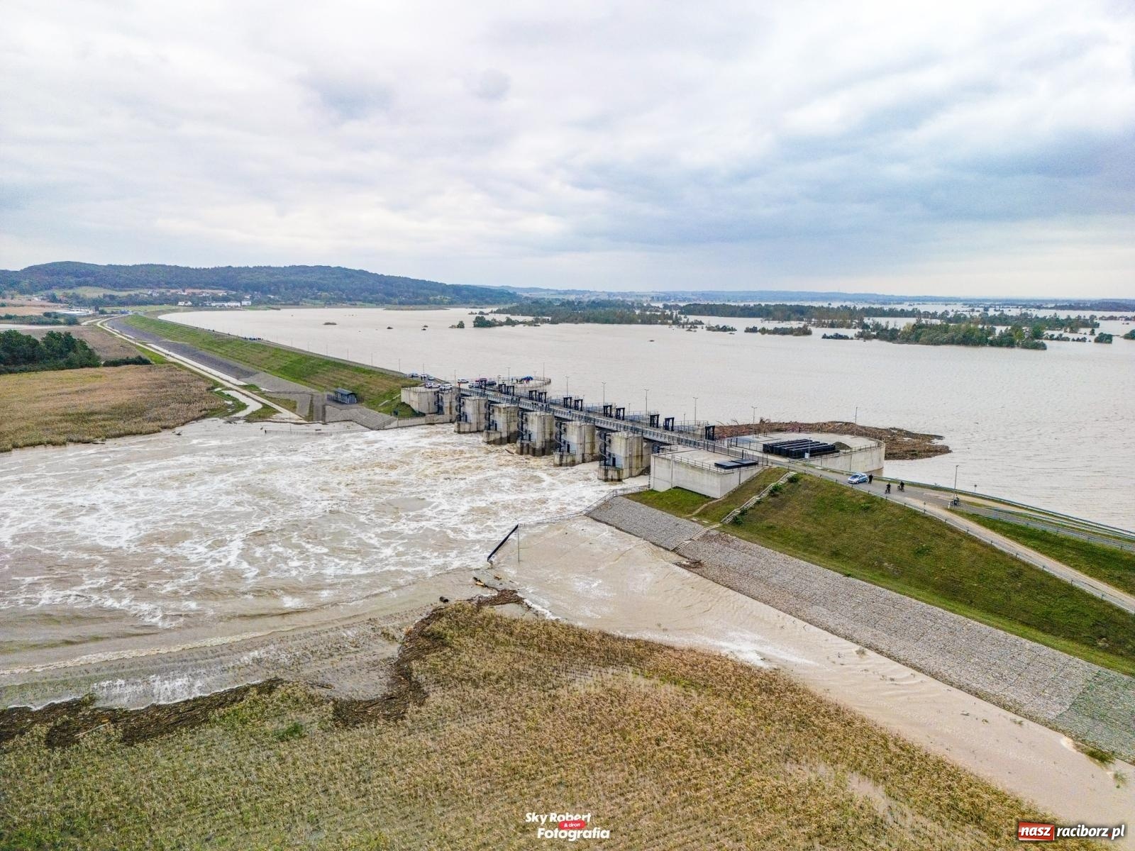 Zdjęcie w galerii na portalu naszraciborz.pl: Im więcej wody w zbiorniku, tym większy strach. Co przewidują scenariusze na najbliższe dni? wiadomości z regionu