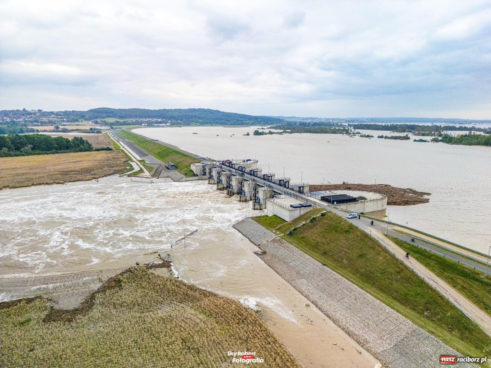 Zdjęcie w galerii na portalu naszraciborz.pl: Im więcej wody w zbiorniku, tym większy strach. Co przewidują scenariusze na najbliższe dni? wiadomości z regionu