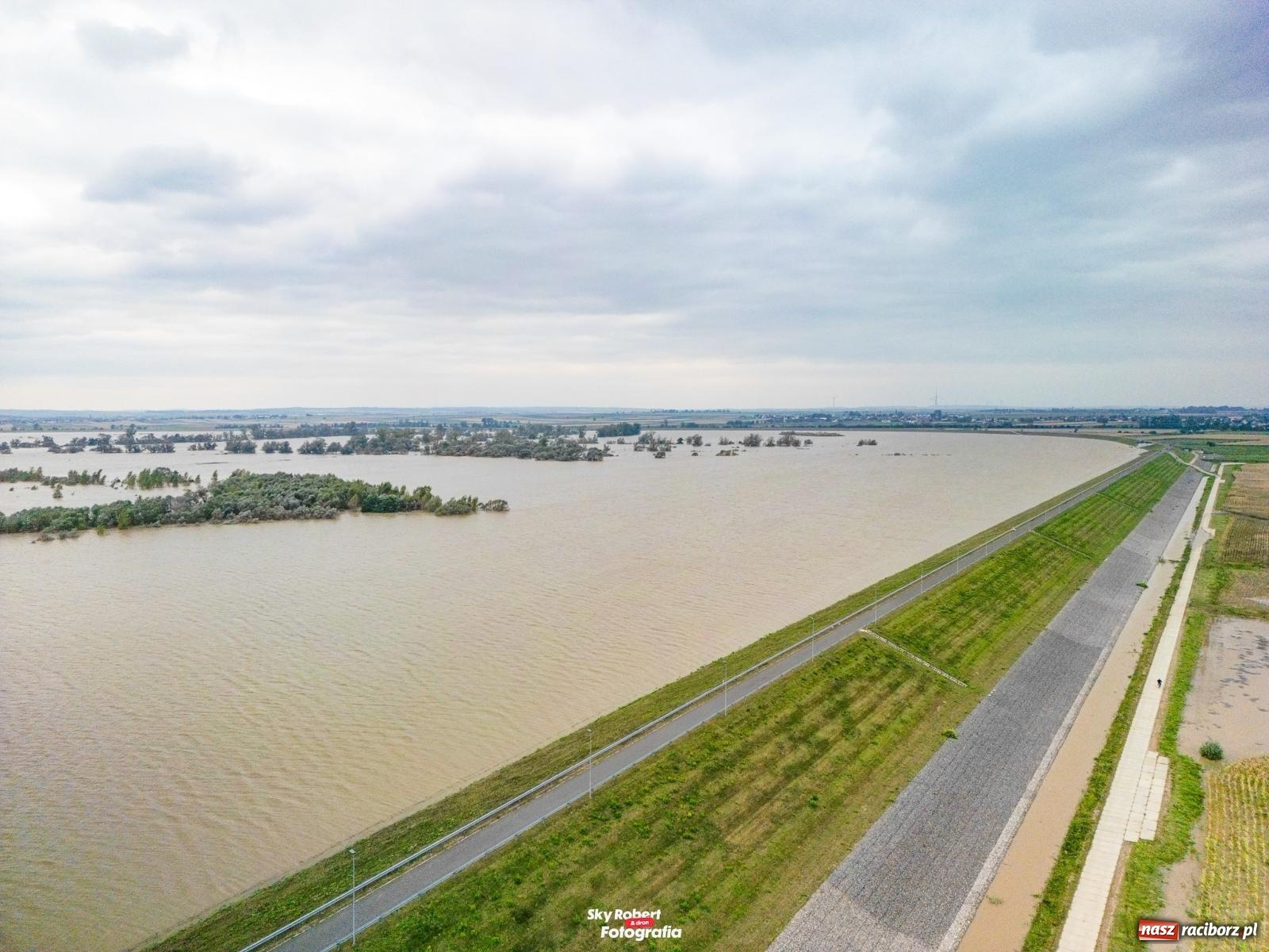 Zdjęcie w galerii na portalu naszraciborz.pl: Im więcej wody w zbiorniku, tym większy strach. Co przewidują scenariusze na najbliższe dni? wiadomości z regionu