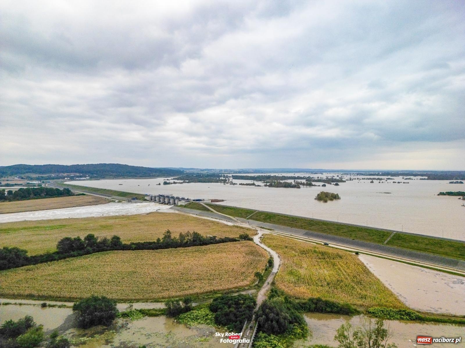 Zdjęcie w galerii na portalu naszraciborz.pl: Im więcej wody w zbiorniku, tym większy strach. Co przewidują scenariusze na najbliższe dni? wiadomości z regionu