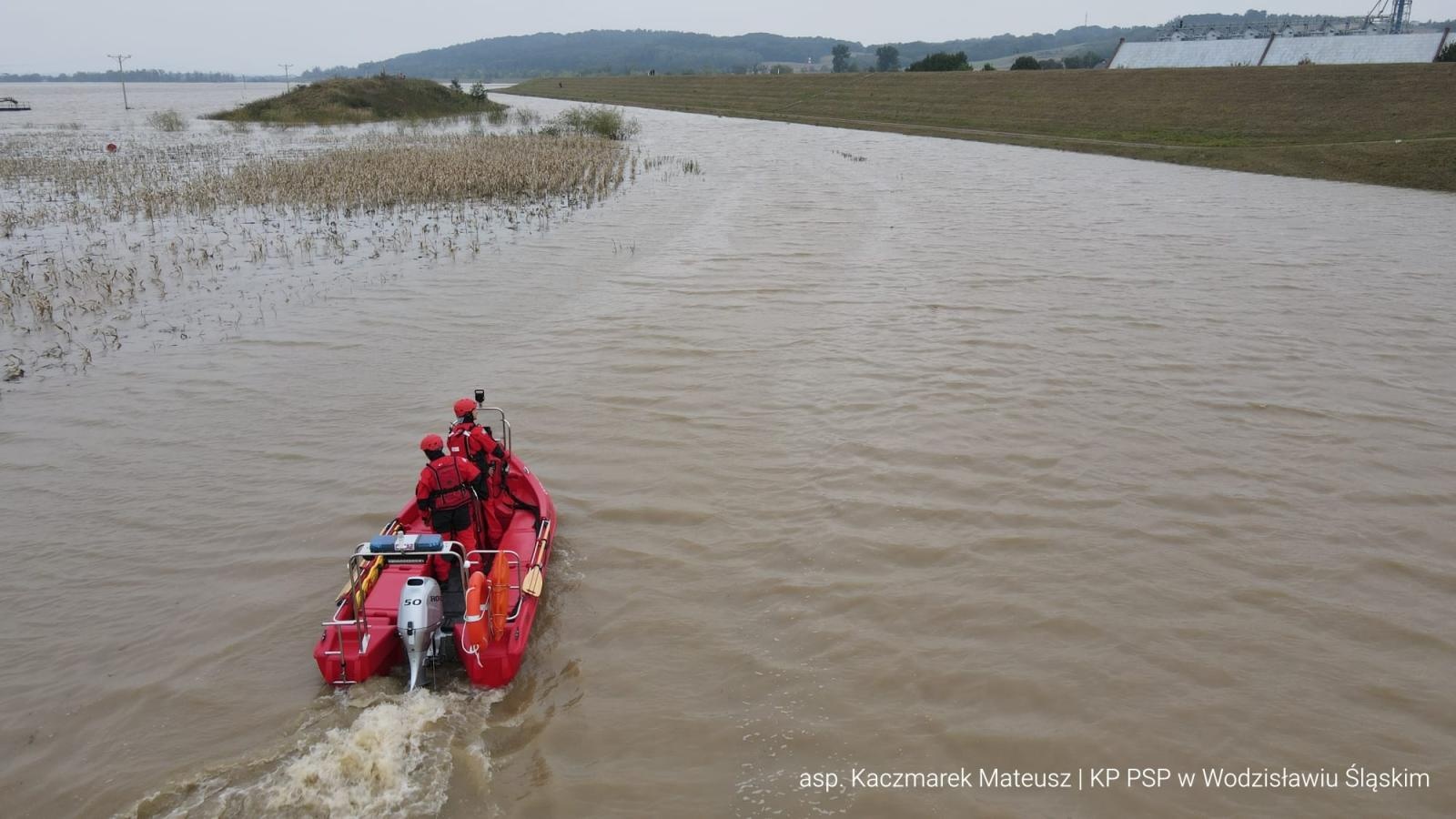 Zdjęcie w galerii na portalu naszraciborz.pl: Trzy osoby ewakuowane z czaszy zbiornika Racibórz. Ich samochód zalała woda wiadomości z regionu