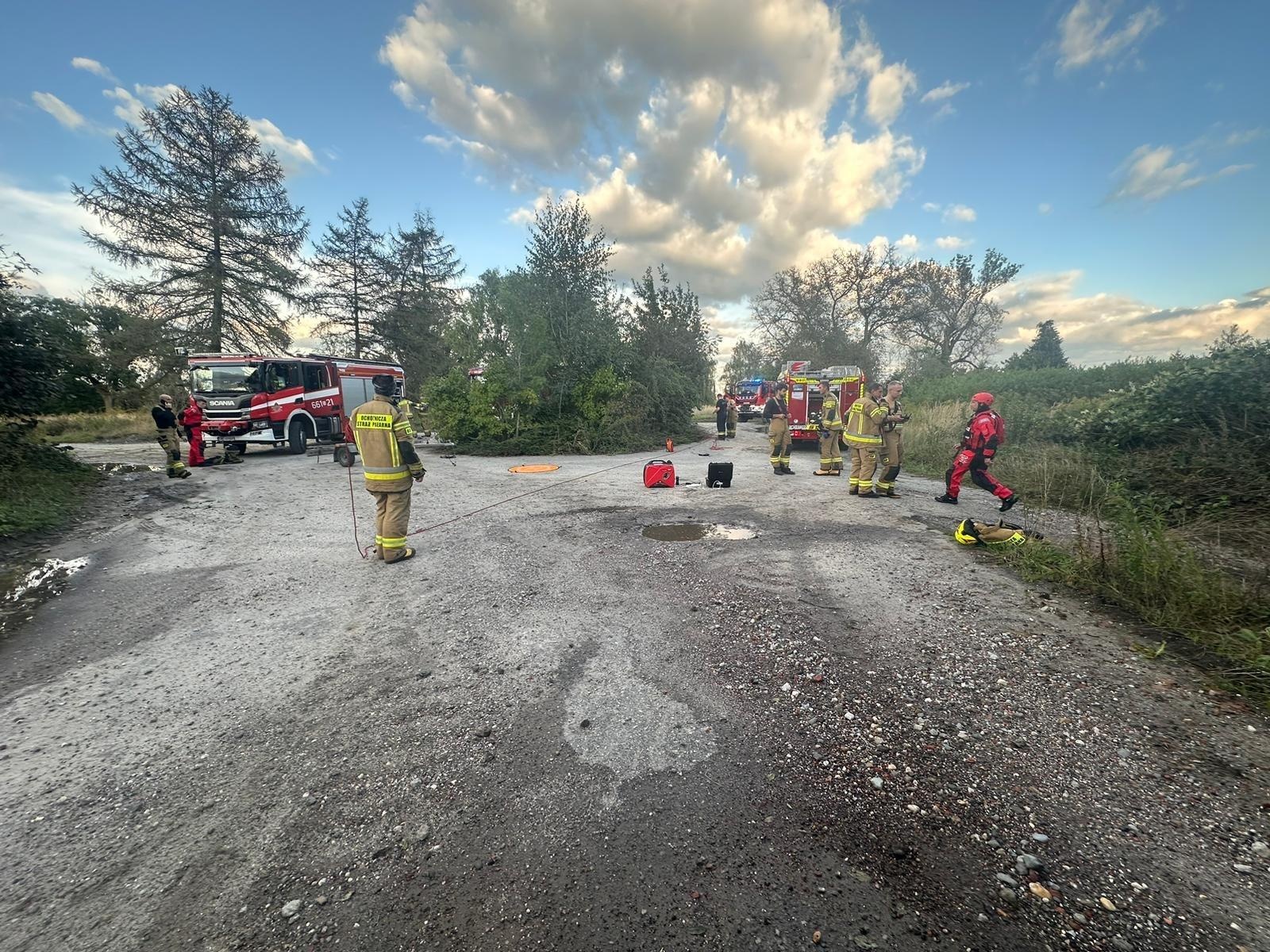 Zdjęcie w galerii na portalu naszraciborz.pl: Trzy osoby ewakuowane z czaszy zbiornika Racibórz. Ich samochód zalała woda wiadomości z regionu
