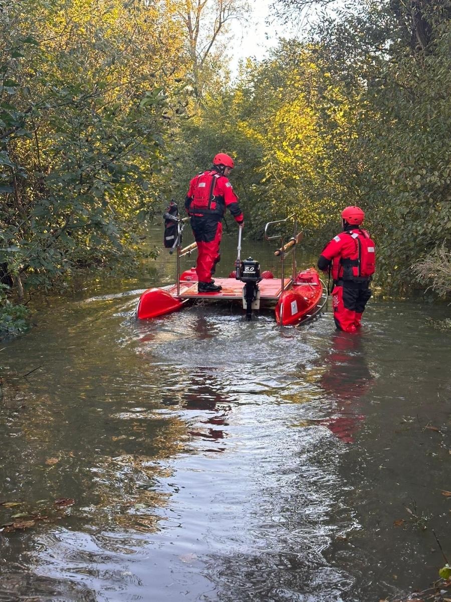 Zdjęcie w galerii na portalu naszraciborz.pl: Trzy osoby ewakuowane z czaszy zbiornika Racibórz. Ich samochód zalała woda wiadomości z regionu