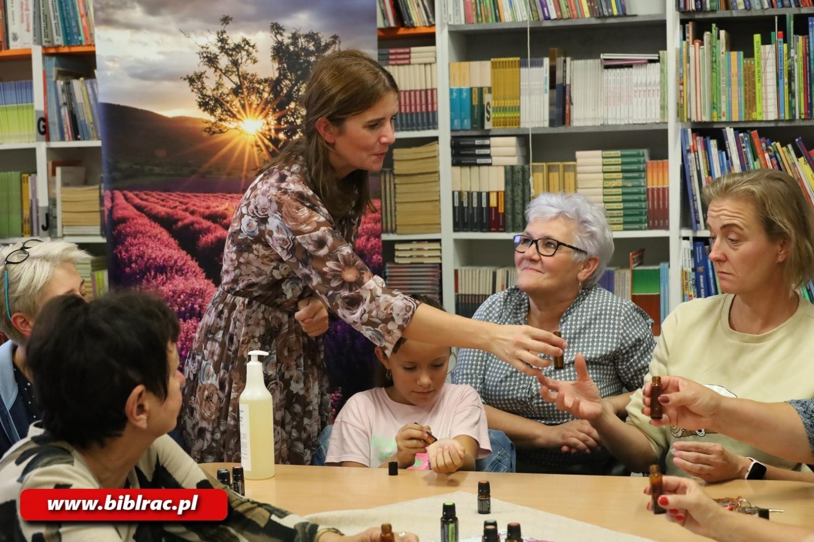 Zdjęcie w galerii na portalu naszraciborz.pl: Warsztaty olejkowe w Bibliotece wiadomości z regionu
