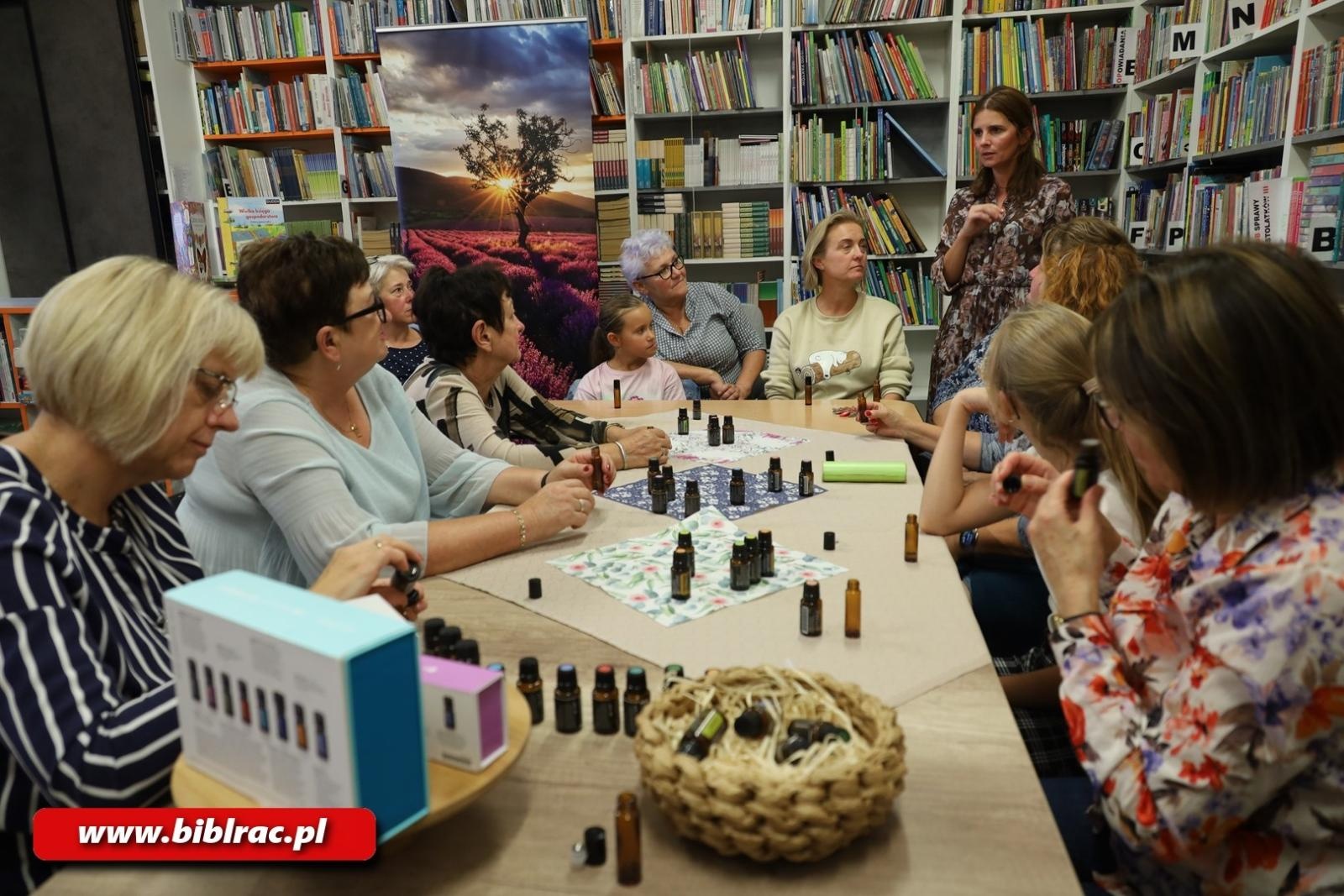 Zdjęcie w galerii na portalu naszraciborz.pl: Warsztaty olejkowe w Bibliotece wiadomości z regionu