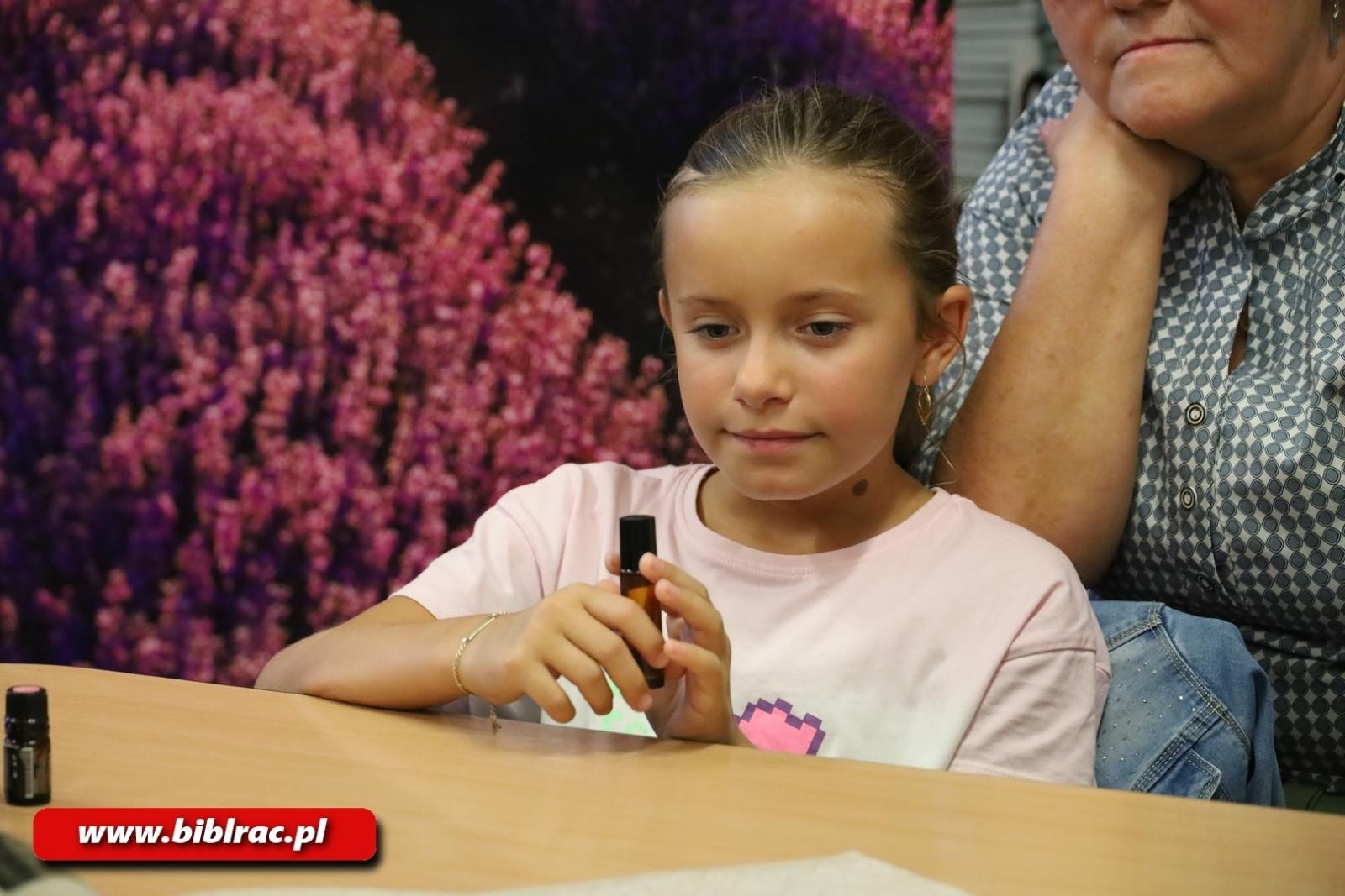 Zdjęcie w galerii na portalu naszraciborz.pl: Warsztaty olejkowe w Bibliotece wiadomości z regionu