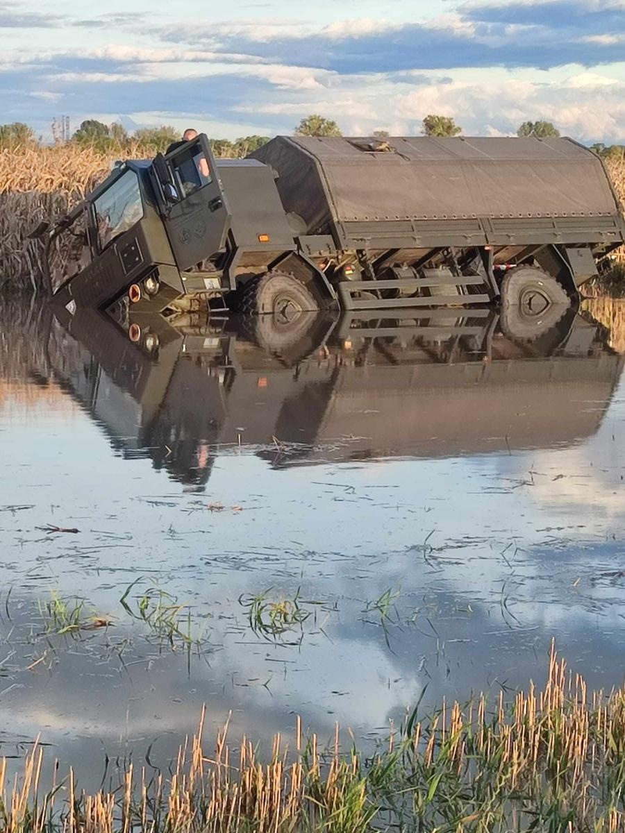 Zdjęcie w galerii na portalu naszraciborz.pl: Wojskowy Jelcz utknął w Zabełkowie. Z pomocą pospieszyli rolnicy [FOTO] wiadomości z regionu