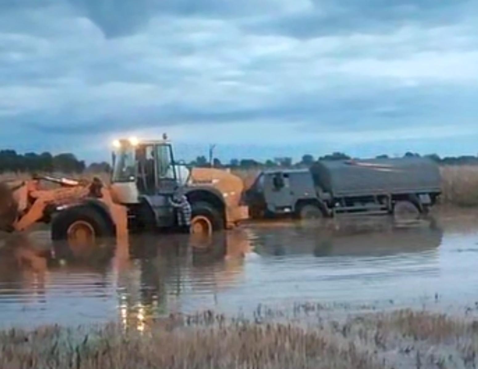 Zdjęcie w galerii na portalu naszraciborz.pl: Wojskowy Jelcz utknął w Zabełkowie. Z pomocą pospieszyli rolnicy [FOTO] wiadomości z regionu