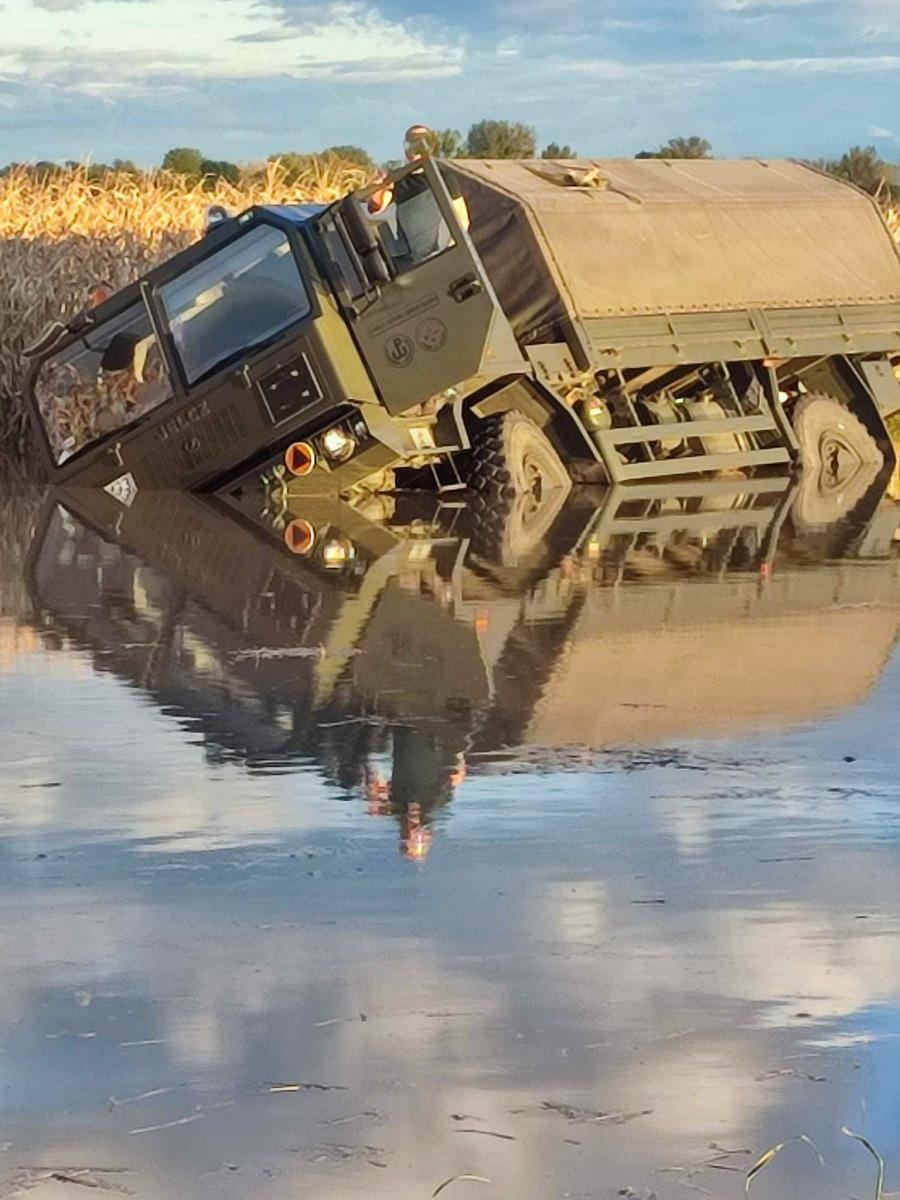 Zdjęcie w galerii na portalu naszraciborz.pl: Wojskowy Jelcz utknął w Zabełkowie. Z pomocą pospieszyli rolnicy [FOTO] wiadomości z regionu