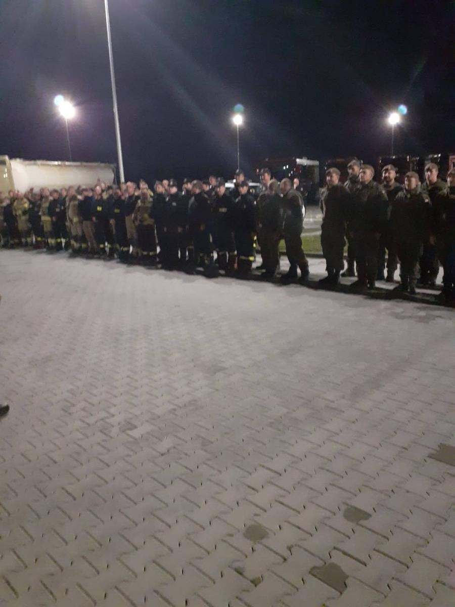 Zdjęcie w galerii na portalu naszraciborz.pl: Wojskowy Jelcz utknął w Zabełkowie. Z pomocą pospieszyli rolnicy [FOTO] wiadomości z regionu