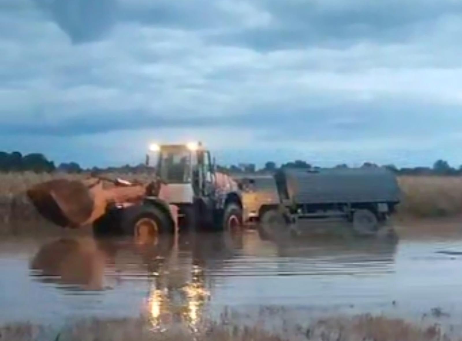 Zdjęcie w galerii na portalu naszraciborz.pl: Wojskowy Jelcz utknął w Zabełkowie. Z pomocą pospieszyli rolnicy [FOTO] wiadomości z regionu