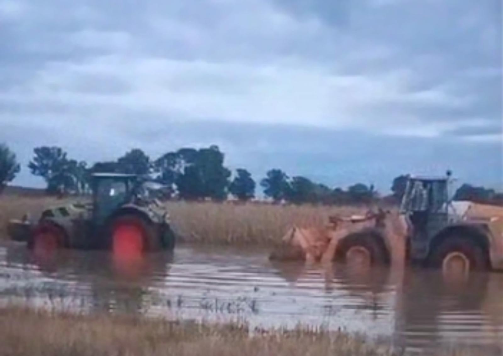 Zdjęcie w galerii na portalu naszraciborz.pl: Wojskowy Jelcz utknął w Zabełkowie. Z pomocą pospieszyli rolnicy [FOTO] wiadomości z regionu