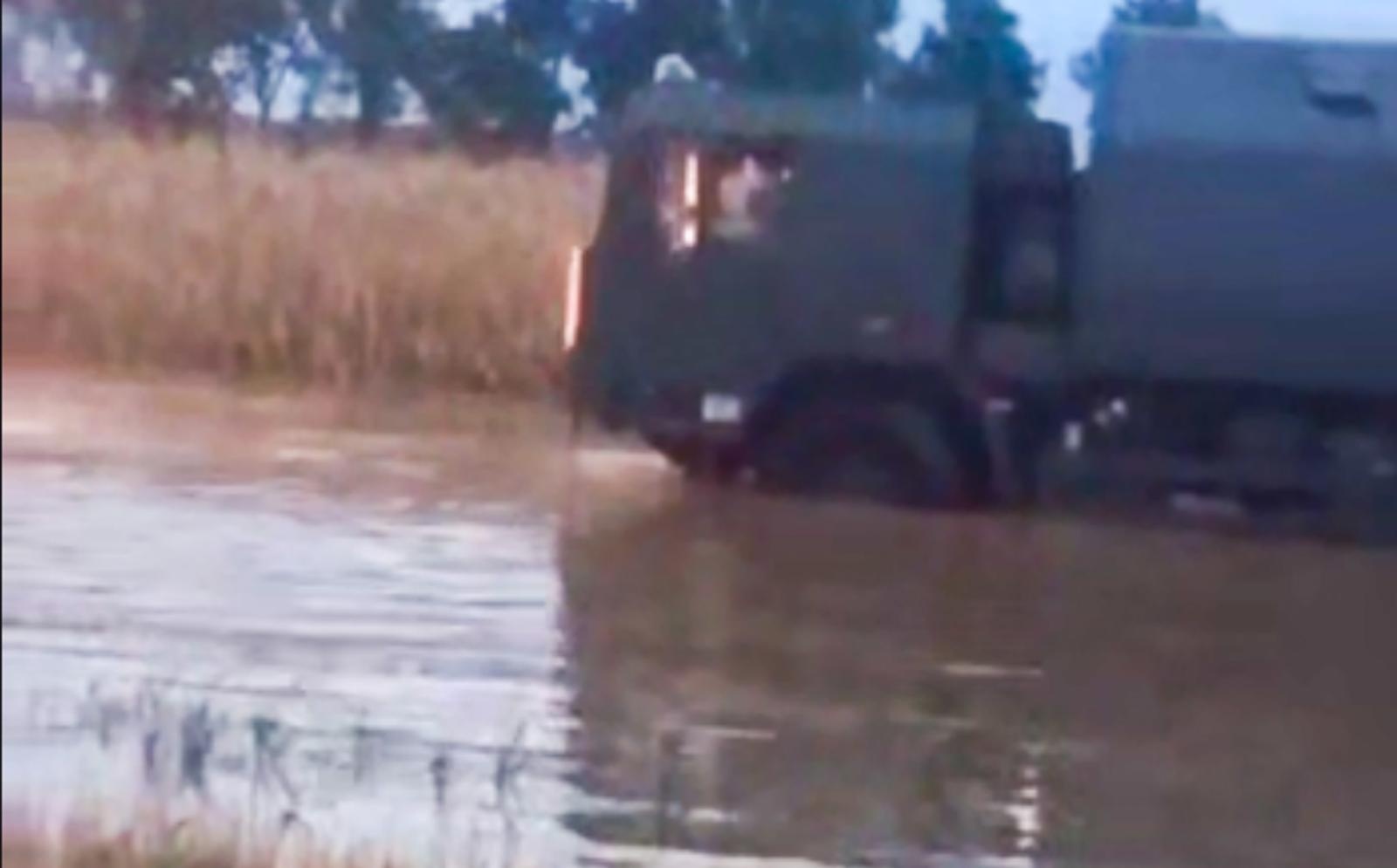 Zdjęcie w galerii na portalu naszraciborz.pl: Wojskowy Jelcz utknął w Zabełkowie. Z pomocą pospieszyli rolnicy [FOTO] wiadomości z regionu