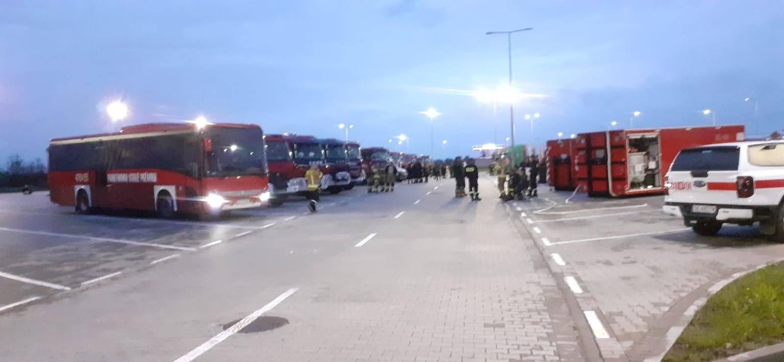 Zdjęcie w galerii na portalu naszraciborz.pl: Wojskowy Jelcz utknął w Zabełkowie. Z pomocą pospieszyli rolnicy [FOTO] wiadomości z regionu