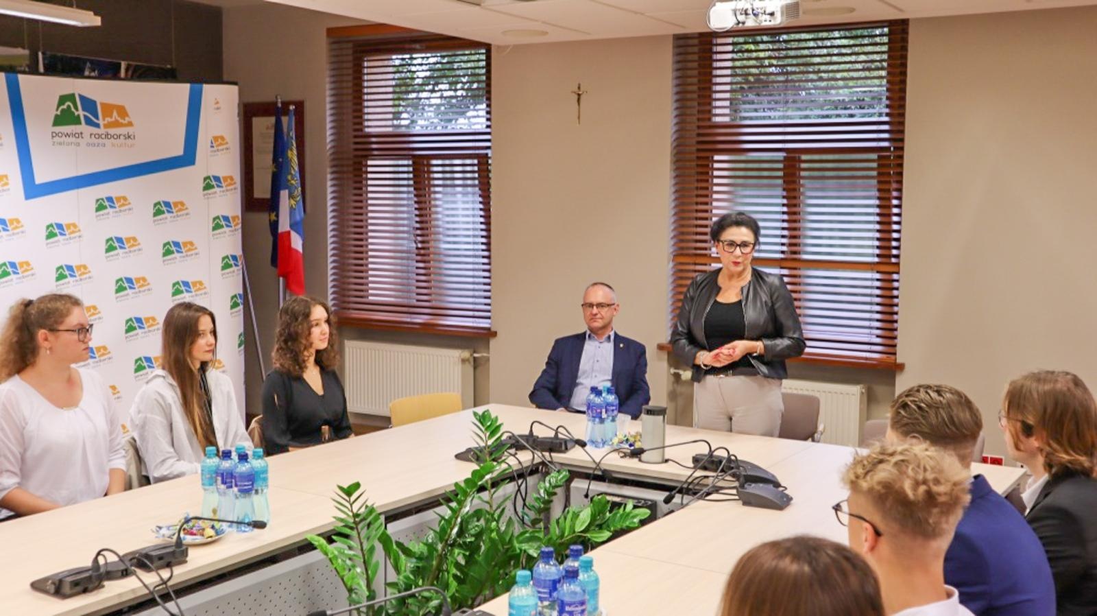 Zdjęcie w galerii na portalu naszraciborz.pl: Starosta nagrodził najlepszych uczniów szkół podległych Powiatowi Raciborskiemu wiadomości z regionu