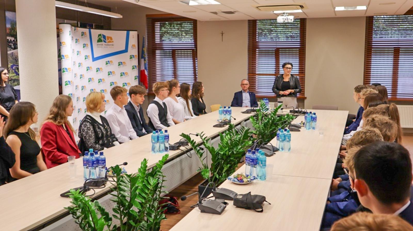 Zdjęcie w galerii na portalu naszraciborz.pl: Starosta nagrodził najlepszych uczniów szkół podległych Powiatowi Raciborskiemu wiadomości z regionu