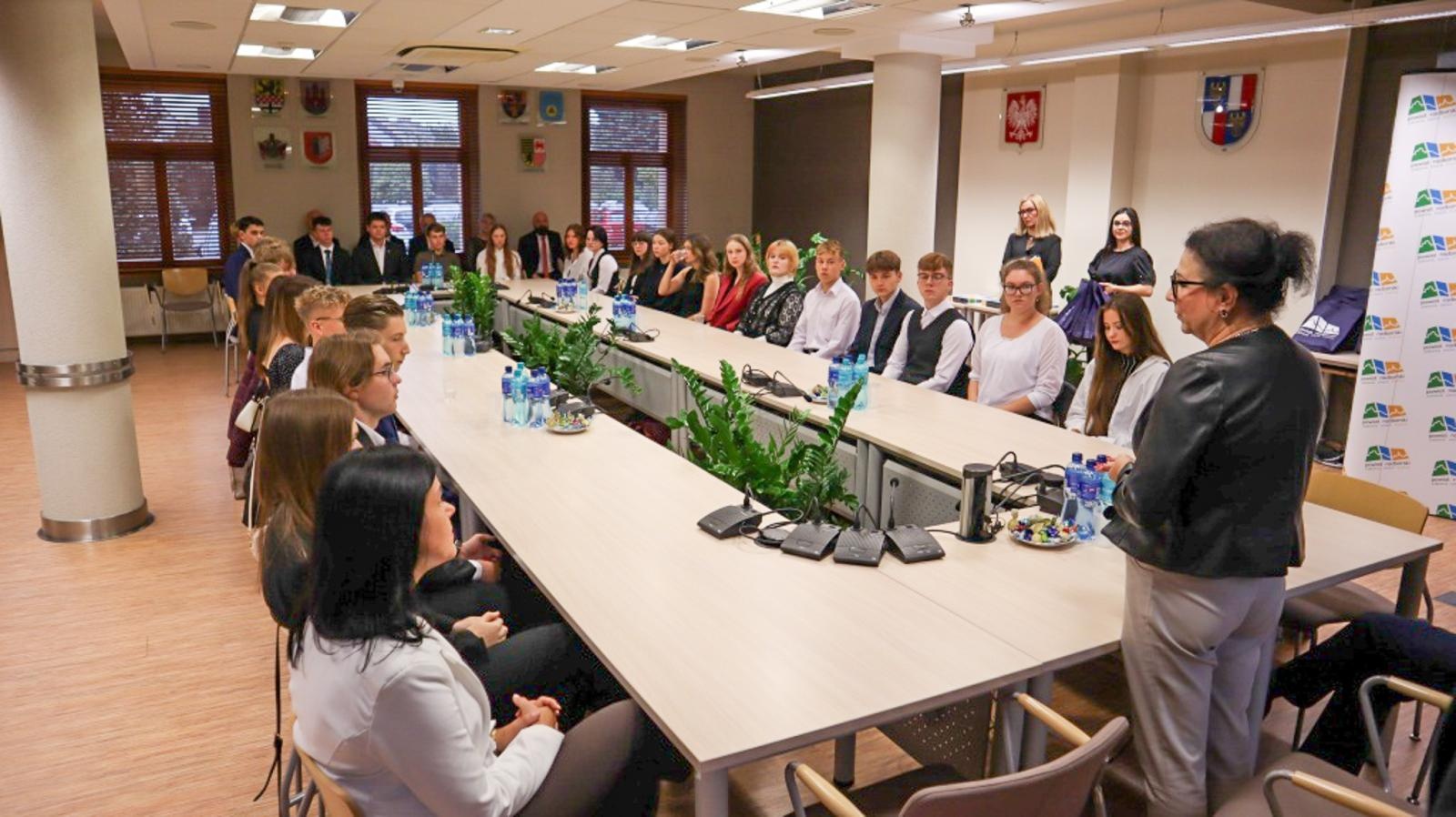 Zdjęcie w galerii na portalu naszraciborz.pl: Starosta nagrodził najlepszych uczniów szkół podległych Powiatowi Raciborskiemu wiadomości z regionu