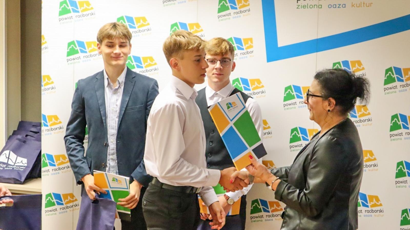 Zdjęcie w galerii na portalu naszraciborz.pl: Starosta nagrodził najlepszych uczniów szkół podległych Powiatowi Raciborskiemu wiadomości z regionu