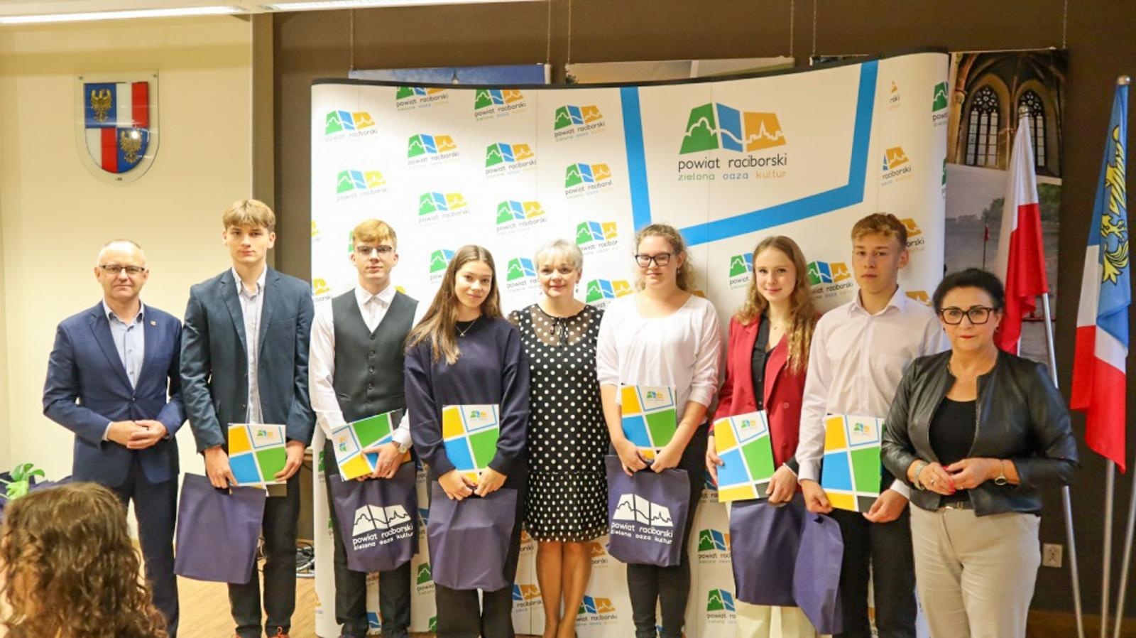 Zdjęcie w galerii na portalu naszraciborz.pl: Starosta nagrodził najlepszych uczniów szkół podległych Powiatowi Raciborskiemu wiadomości z regionu