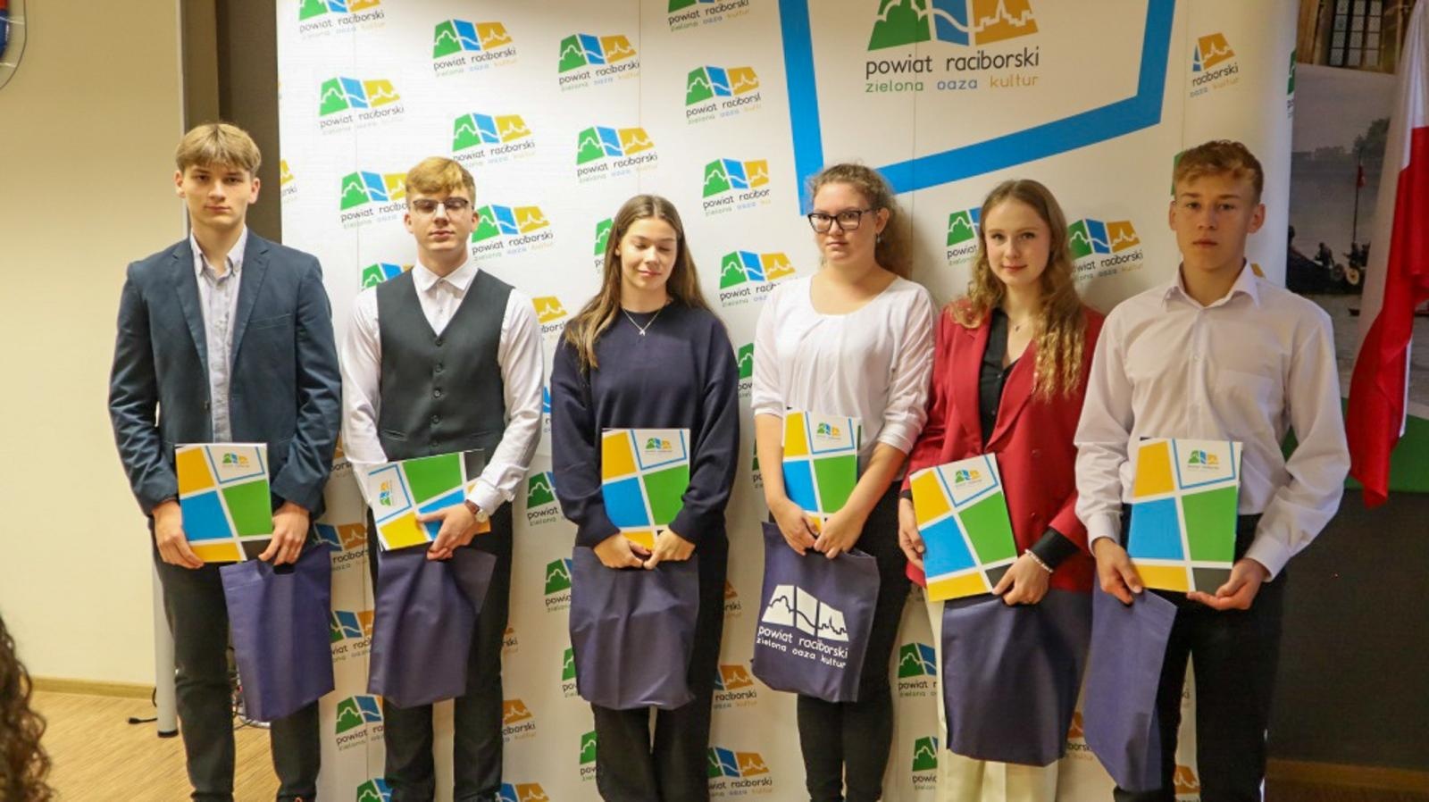 Zdjęcie w galerii na portalu naszraciborz.pl: Starosta nagrodził najlepszych uczniów szkół podległych Powiatowi Raciborskiemu wiadomości z regionu