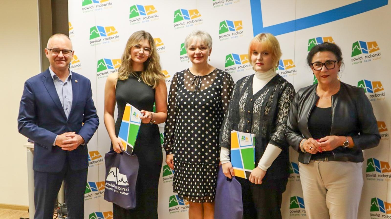 Zdjęcie w galerii na portalu naszraciborz.pl: Starosta nagrodził najlepszych uczniów szkół podległych Powiatowi Raciborskiemu wiadomości z regionu