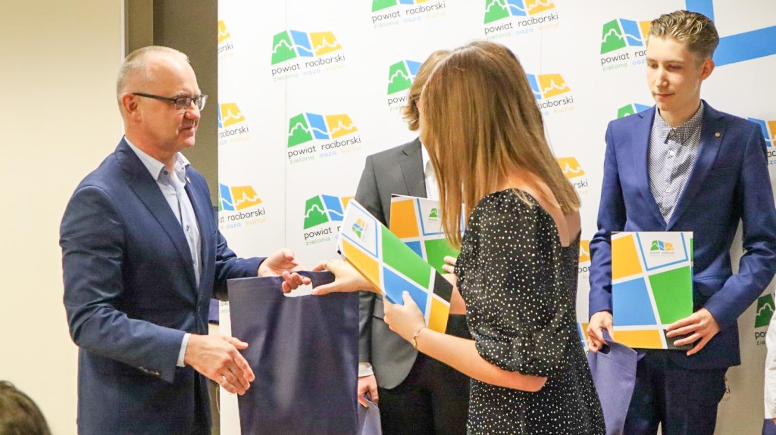 Zdjęcie w galerii na portalu naszraciborz.pl: Starosta nagrodził najlepszych uczniów szkół podległych Powiatowi Raciborskiemu wiadomości z regionu