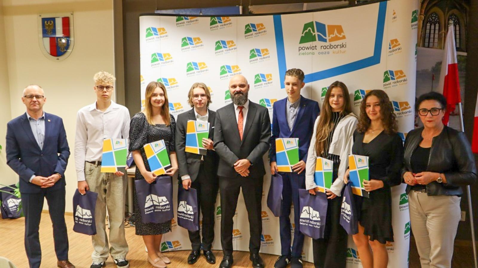 Zdjęcie w galerii na portalu naszraciborz.pl: Starosta nagrodził najlepszych uczniów szkół podległych Powiatowi Raciborskiemu wiadomości z regionu