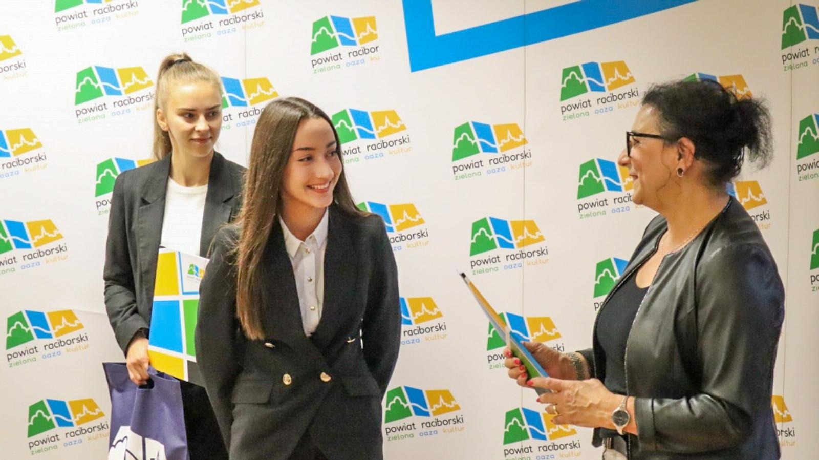 Zdjęcie w galerii na portalu naszraciborz.pl: Starosta nagrodził najlepszych uczniów szkół podległych Powiatowi Raciborskiemu wiadomości z regionu