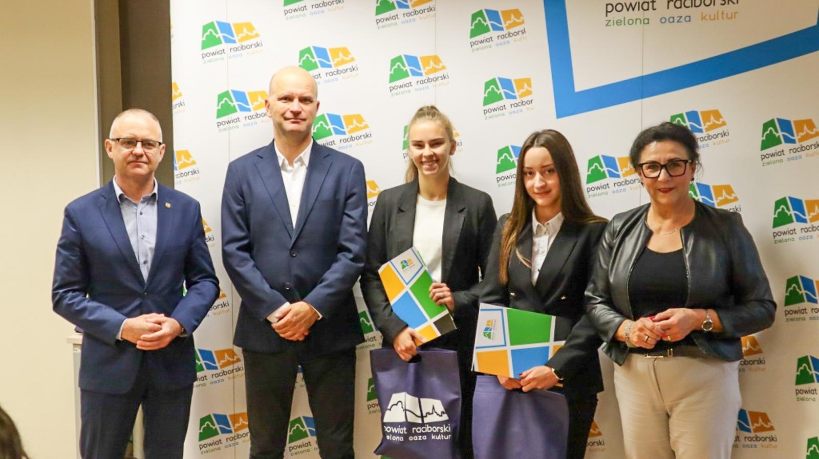 Zdjęcie w galerii na portalu naszraciborz.pl: Starosta nagrodził najlepszych uczniów szkół podległych Powiatowi Raciborskiemu wiadomości z regionu