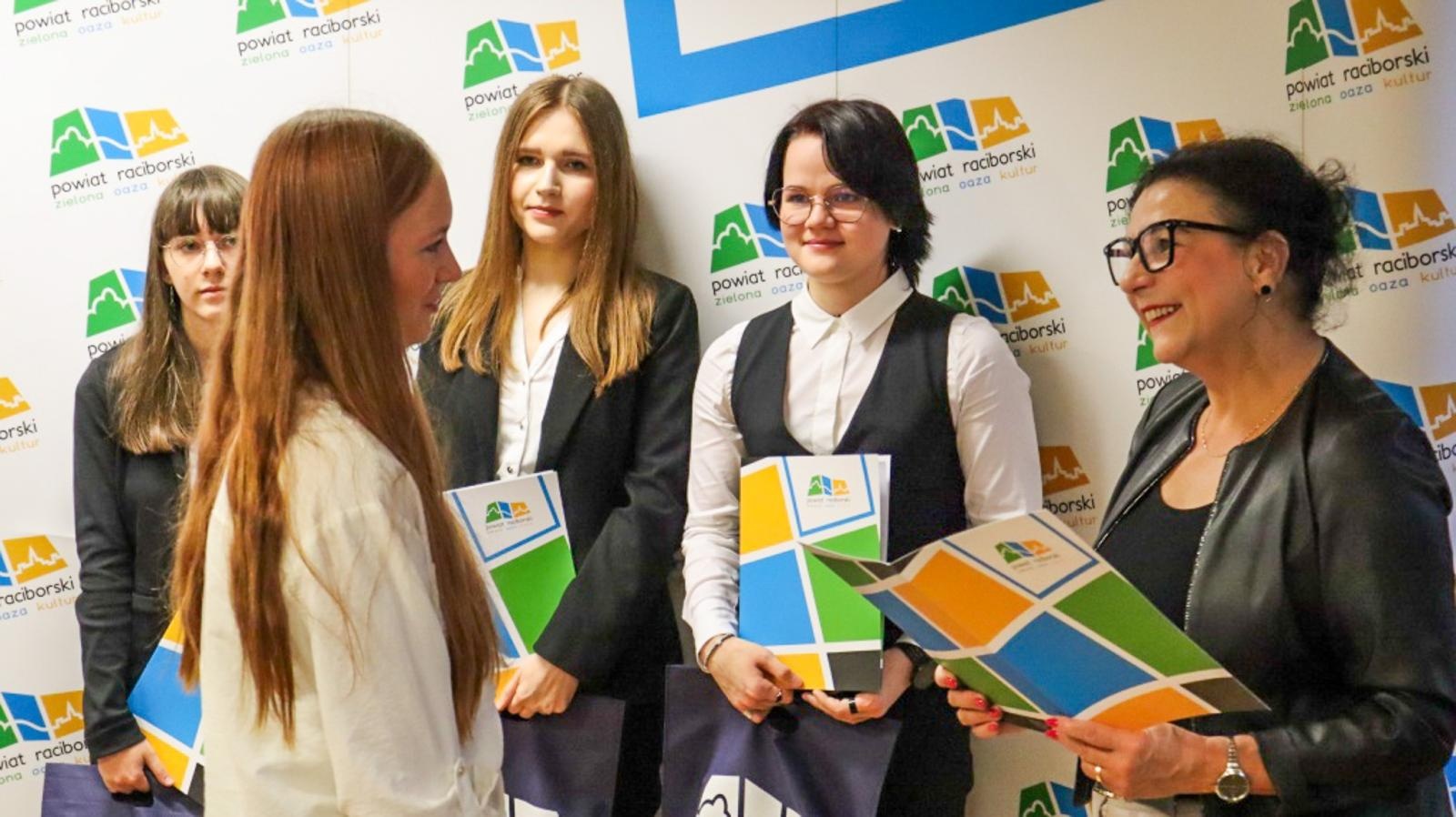 Zdjęcie w galerii na portalu naszraciborz.pl: Starosta nagrodził najlepszych uczniów szkół podległych Powiatowi Raciborskiemu wiadomości z regionu
