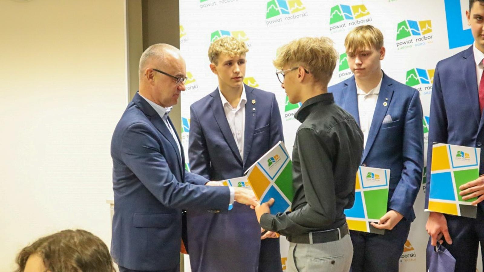 Zdjęcie w galerii na portalu naszraciborz.pl: Starosta nagrodził najlepszych uczniów szkół podległych Powiatowi Raciborskiemu wiadomości z regionu
