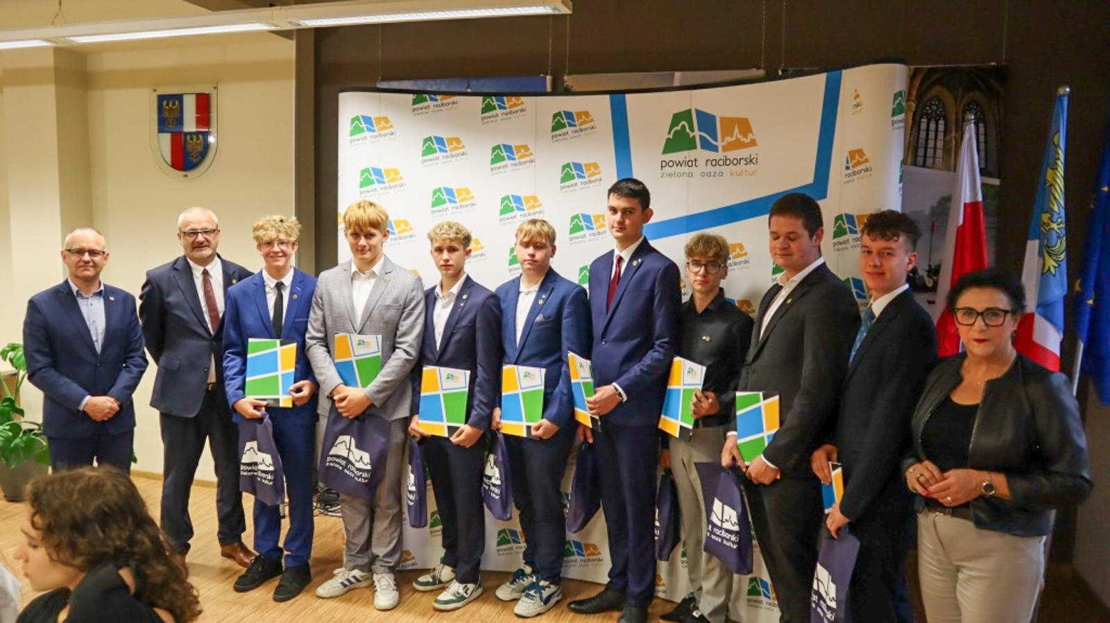 Zdjęcie w galerii na portalu naszraciborz.pl: Starosta nagrodził najlepszych uczniów szkół podległych Powiatowi Raciborskiemu wiadomości z regionu