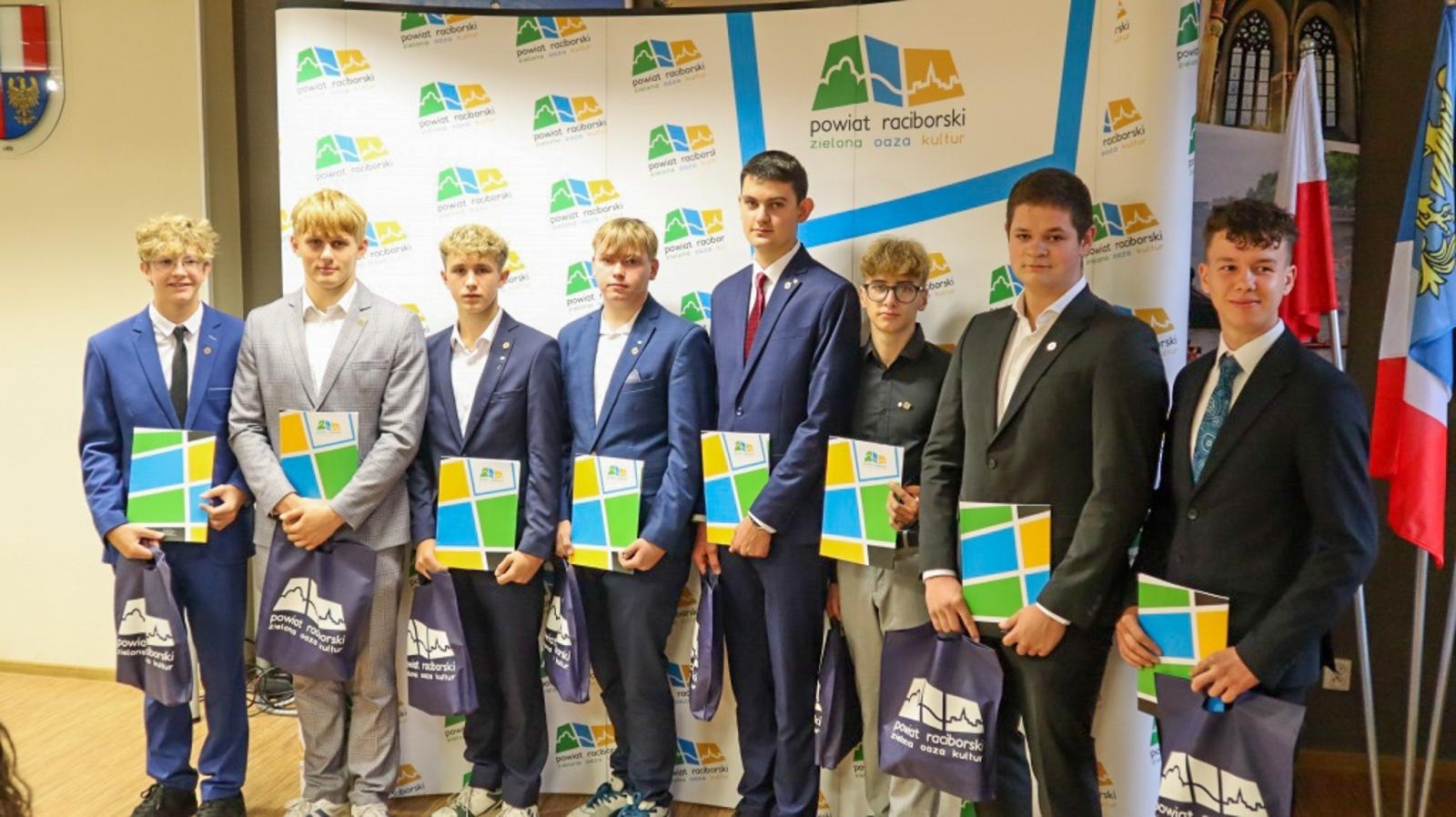 Zdjęcie w galerii na portalu naszraciborz.pl: Starosta nagrodził najlepszych uczniów szkół podległych Powiatowi Raciborskiemu wiadomości z regionu