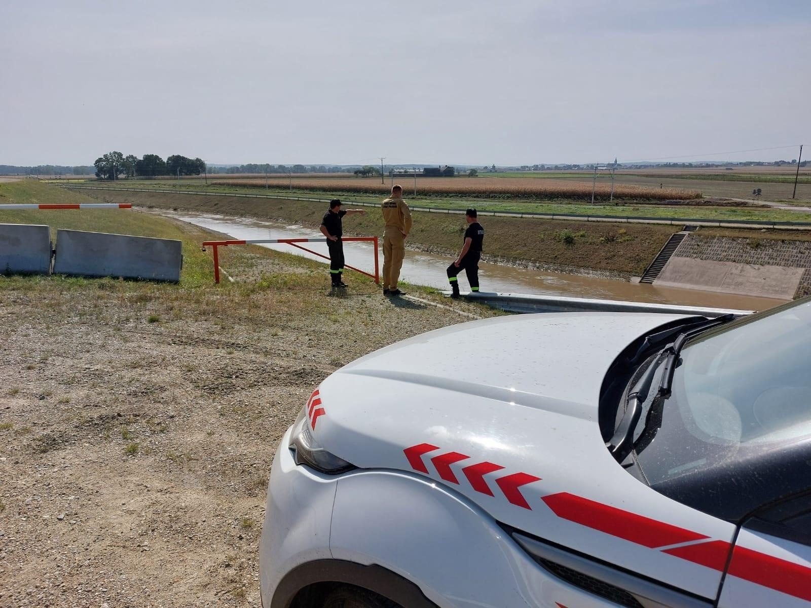 Zdjęcie w galerii na portalu naszraciborz.pl: Prezydent przekonuje, że jest już naprawdę nieźle. Wody Polskie umacniają wał polderu Buków wiadomości z regionu