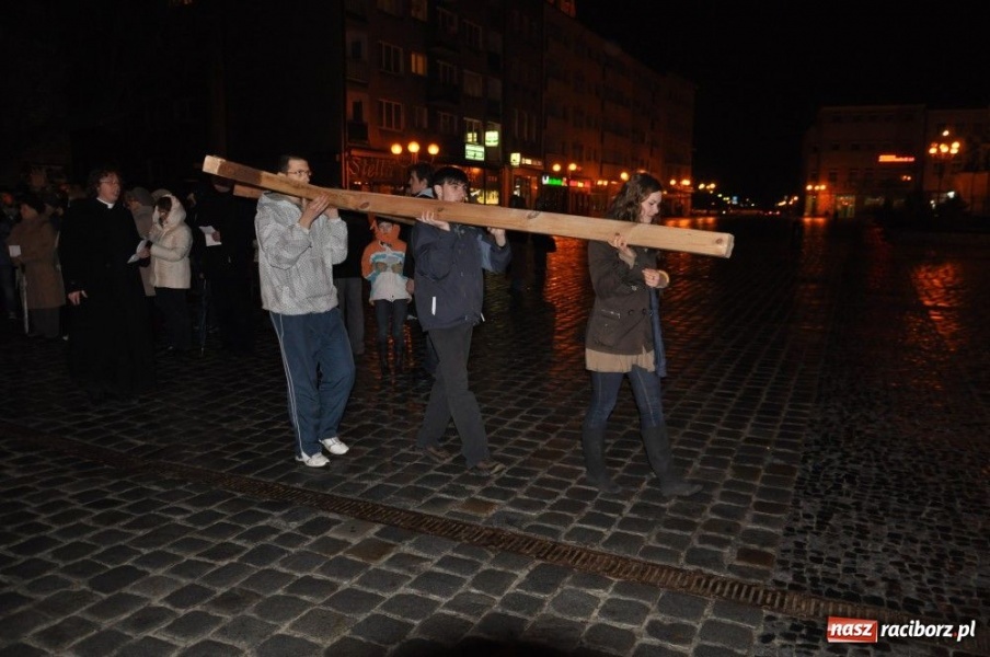 Zdjęcie w galerii na portalu naszraciborz.pl: Droga Krzyżowa ulicami miasta wiadomości z regionu