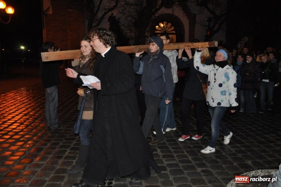 Zdjęcie w galerii na portalu naszraciborz.pl: Droga Krzyżowa ulicami miasta wiadomości z regionu