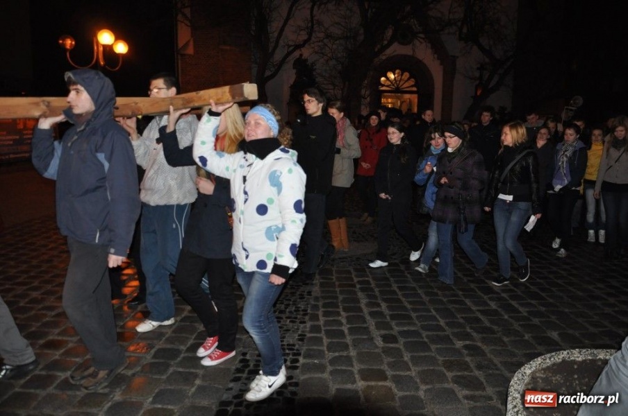Zdjęcie w galerii na portalu naszraciborz.pl: Droga Krzyżowa ulicami miasta wiadomości z regionu