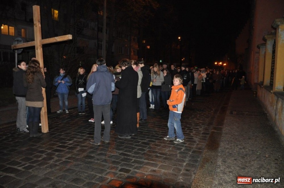 Zdjęcie w galerii na portalu naszraciborz.pl: Droga Krzyżowa ulicami miasta wiadomości z regionu