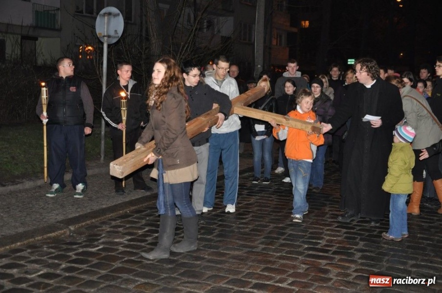 Zdjęcie w galerii na portalu naszraciborz.pl: Droga Krzyżowa ulicami miasta wiadomości z regionu