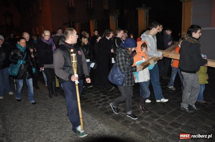 Zdjęcie w galerii na portalu naszraciborz.pl: Droga Krzyżowa ulicami miasta wiadomości z regionu