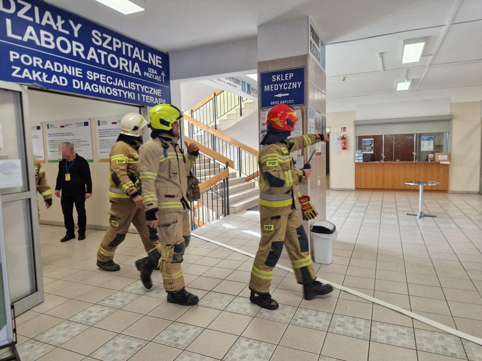 Zdjęcie w galerii na portalu naszraciborz.pl: Pożar i zadymienie w przychodniach na Gamowskiej. Ewakuowano ponad sto osób [FOTO] wiadomości z regionu
