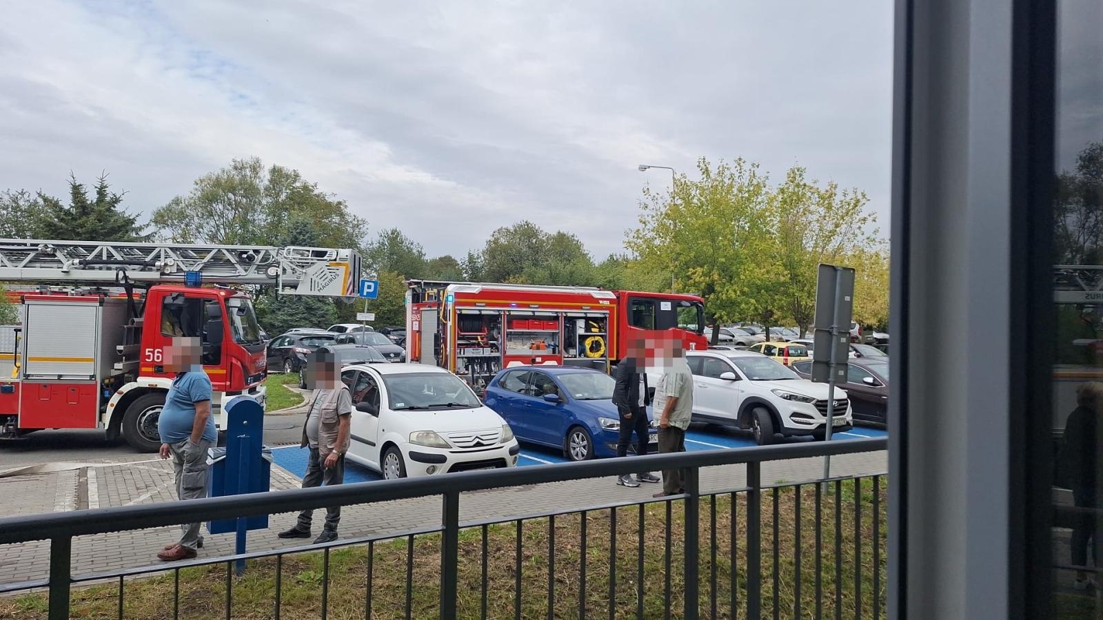 Zdjęcie w galerii na portalu naszraciborz.pl: Pożar i zadymienie w przychodniach na Gamowskiej. Ewakuowano ponad sto osób [FOTO] wiadomości z regionu