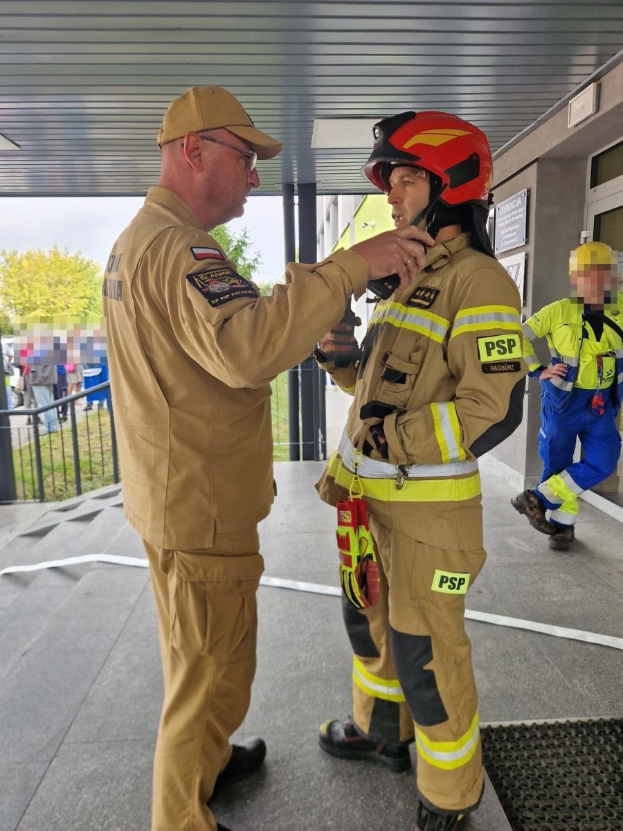 Zdjęcie w galerii na portalu naszraciborz.pl: Pożar i zadymienie w przychodniach na Gamowskiej. Ewakuowano ponad sto osób [FOTO] wiadomości z regionu