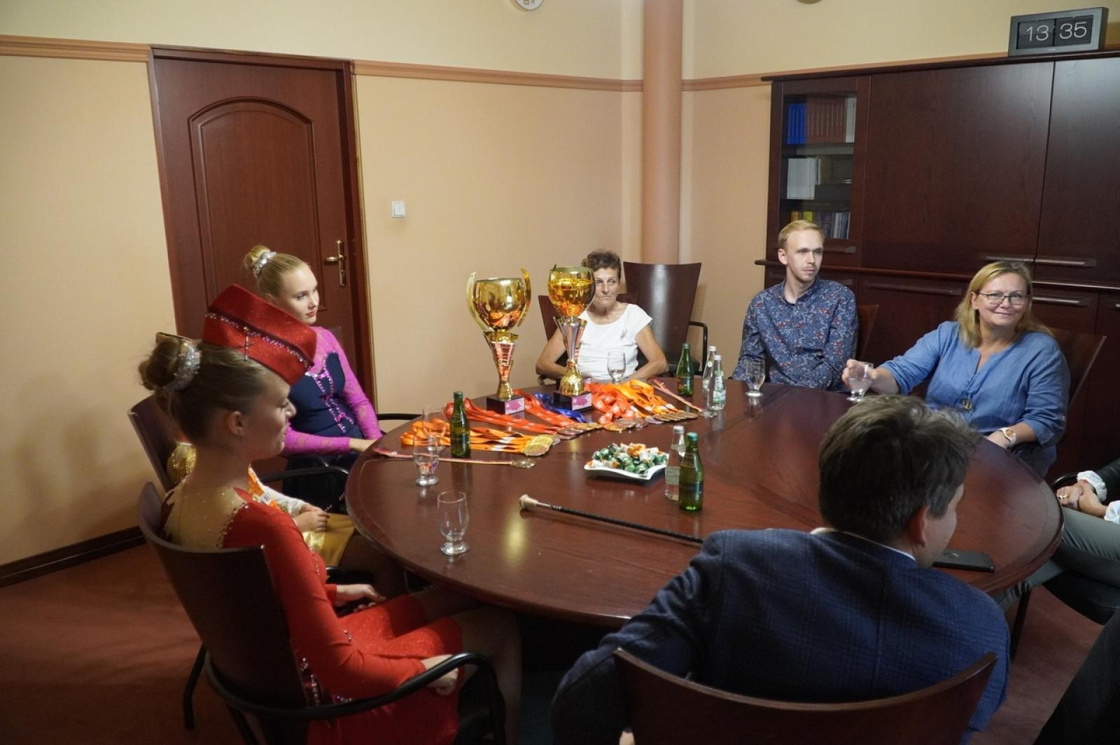 Zdjęcie w galerii na portalu naszraciborz.pl: Mistrzynie świata mażoretek gościły u prezydenta wiadomości z regionu