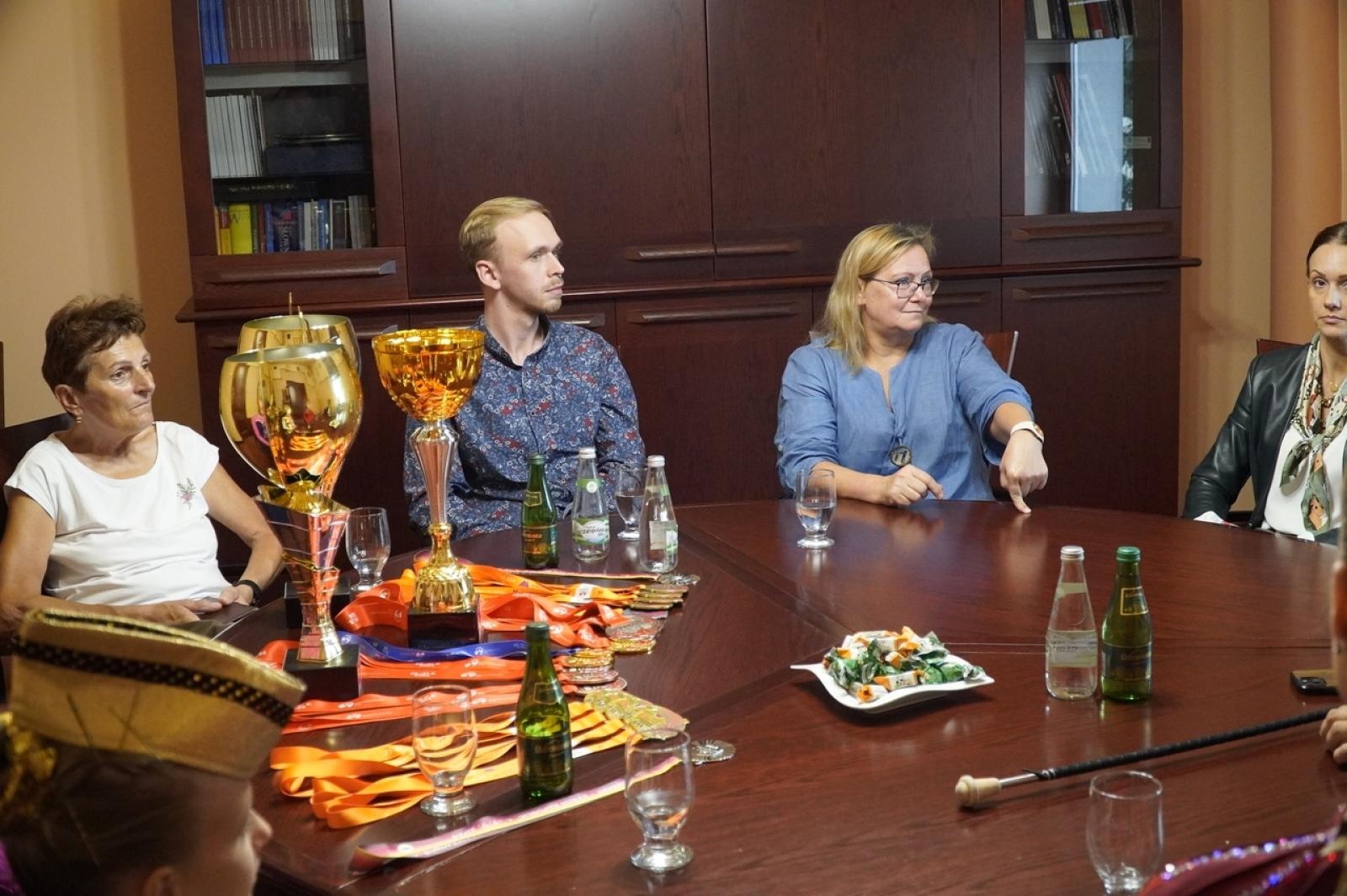 Zdjęcie w galerii na portalu naszraciborz.pl: Mistrzynie świata mażoretek gościły u prezydenta wiadomości z regionu