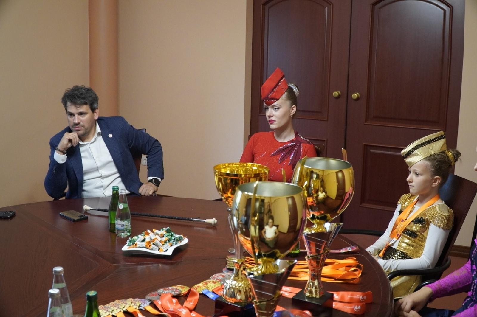 Zdjęcie w galerii na portalu naszraciborz.pl: Mistrzynie świata mażoretek gościły u prezydenta wiadomości z regionu