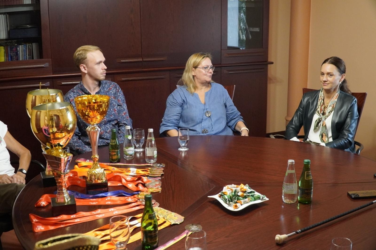 Zdjęcie w galerii na portalu naszraciborz.pl: Mistrzynie świata mażoretek gościły u prezydenta wiadomości z regionu