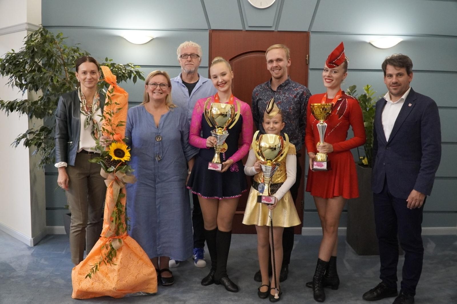 Zdjęcie w galerii na portalu naszraciborz.pl: Mistrzynie świata mażoretek gościły u prezydenta wiadomości z regionu