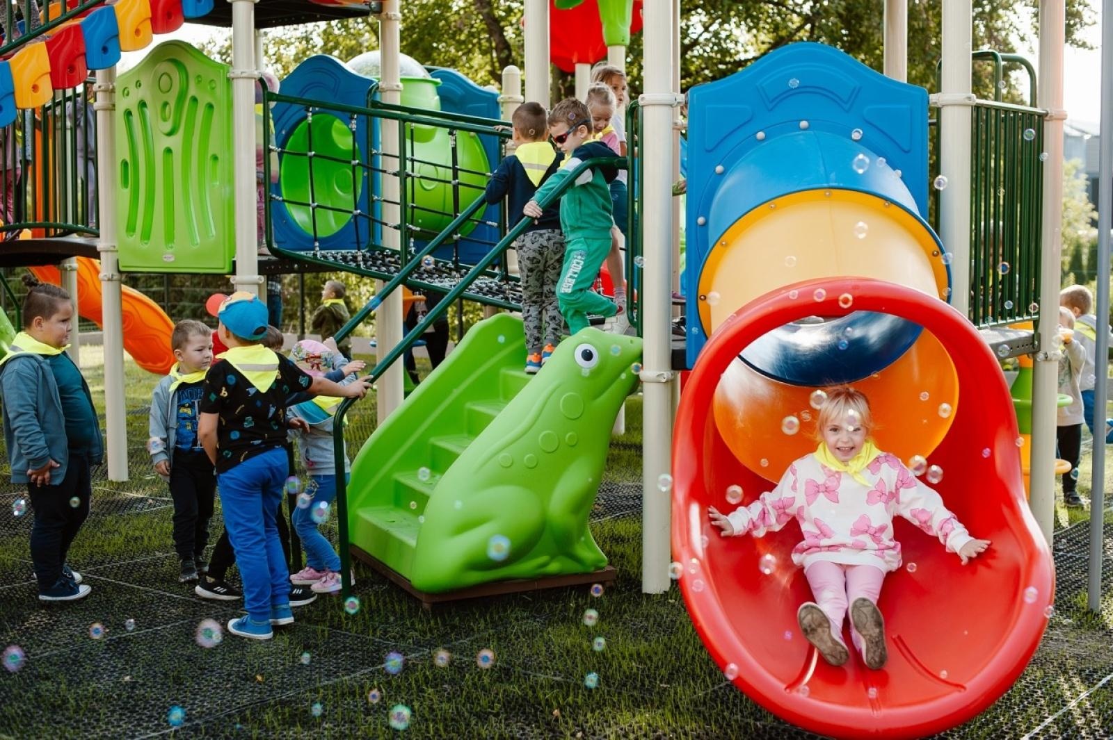 Zdjęcie w galerii na portalu naszraciborz.pl: Zjeżdżalnie, wieże i pomosty. Pietrowice Wielkie mają super plac zabaw [FOTO i WIDEO] wiadomości z regionu